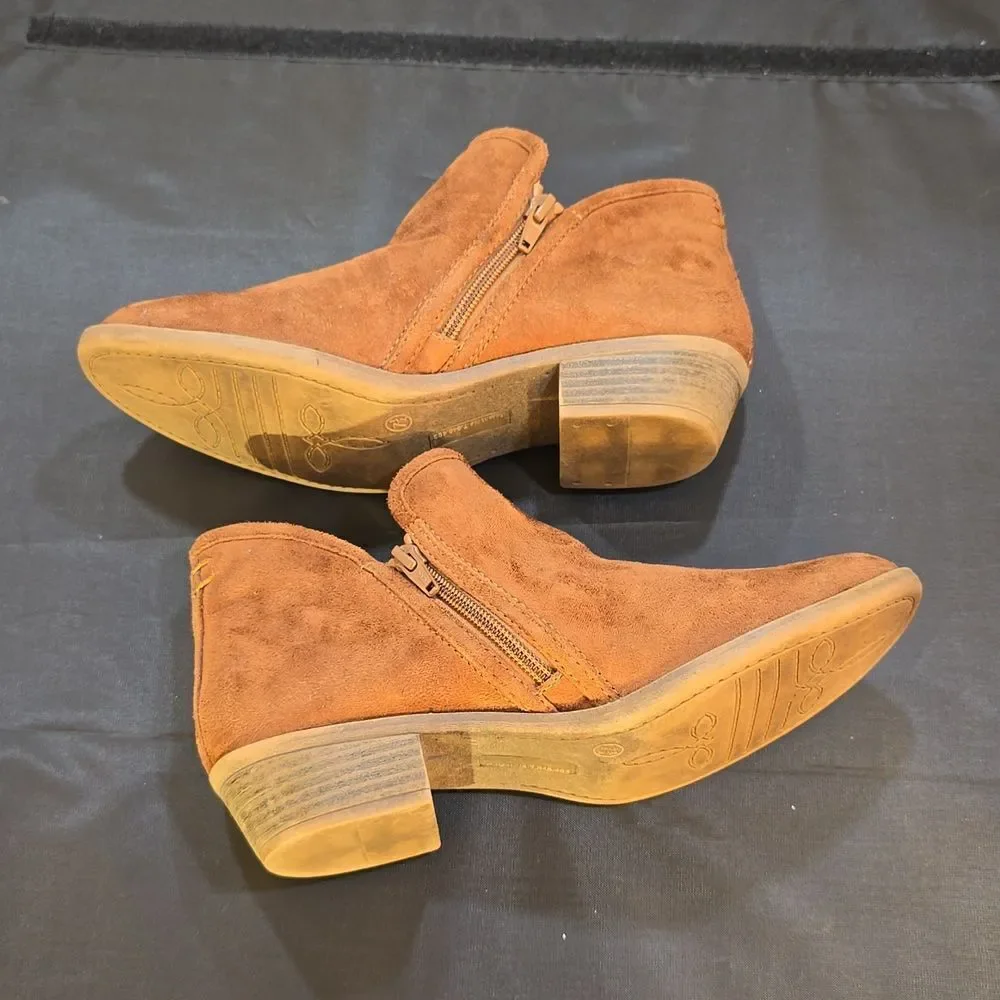 SO LOW BLOCK-HEEL SLIP-ON STYLE BOOTIE